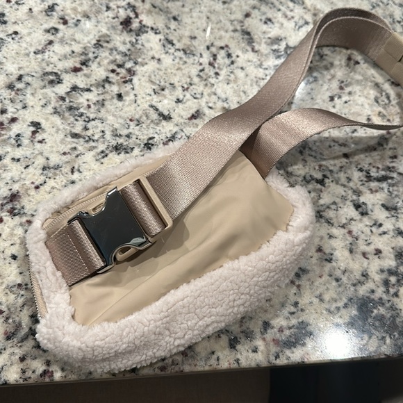 Lululemon Sherpa belt bag - Picture 3 of 5